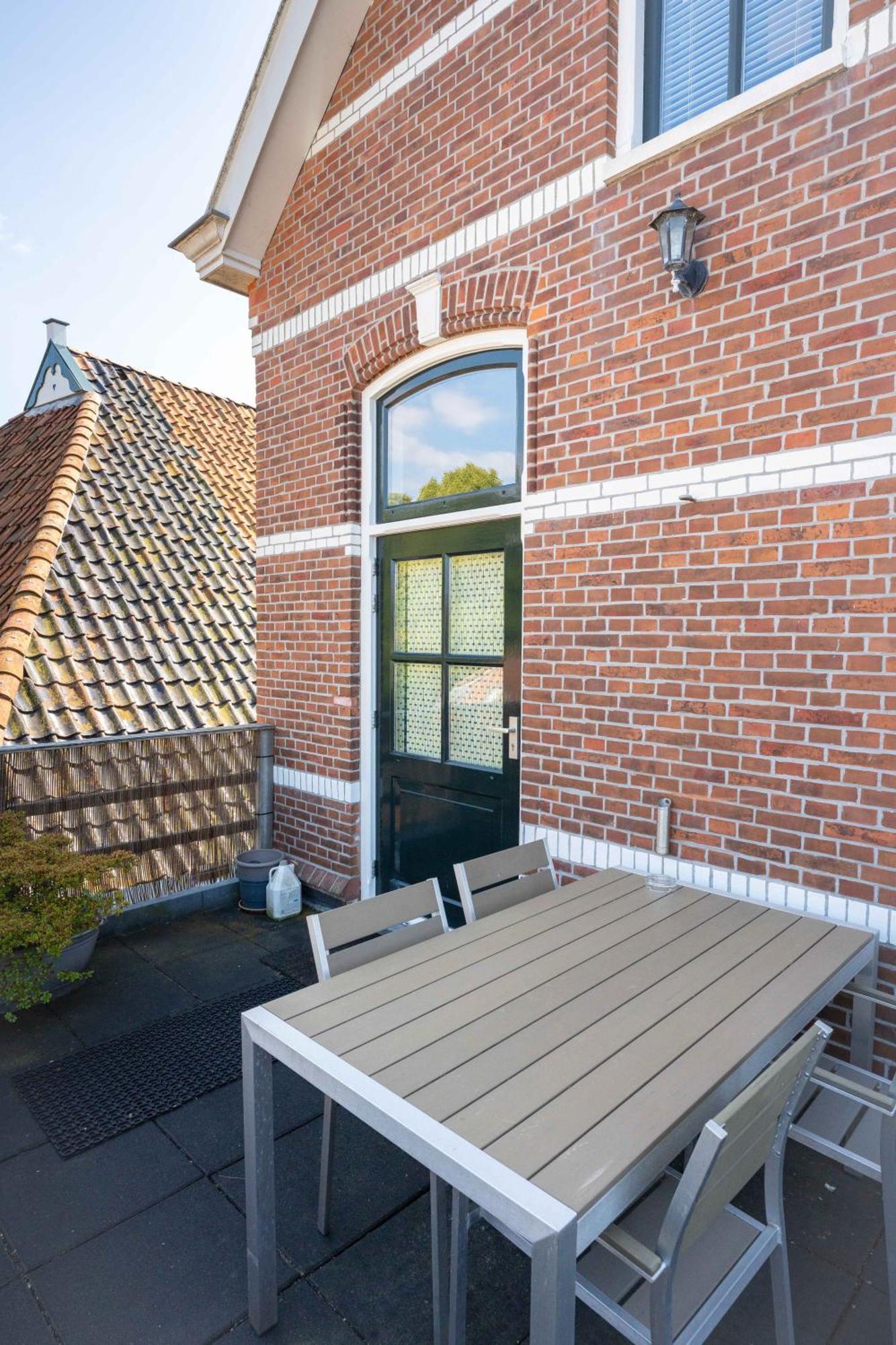 Sfeervol Verblijf In Oude Gemeentehuis Eenrum. Eksteriør billede