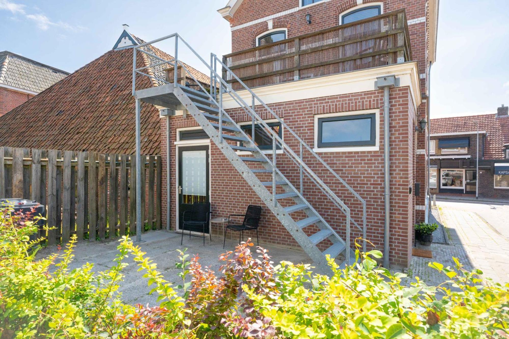Sfeervol Verblijf In Oude Gemeentehuis Eenrum. Eksteriør billede