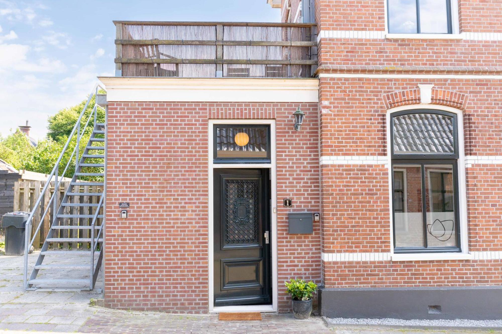 Sfeervol Verblijf In Oude Gemeentehuis Eenrum. Eksteriør billede